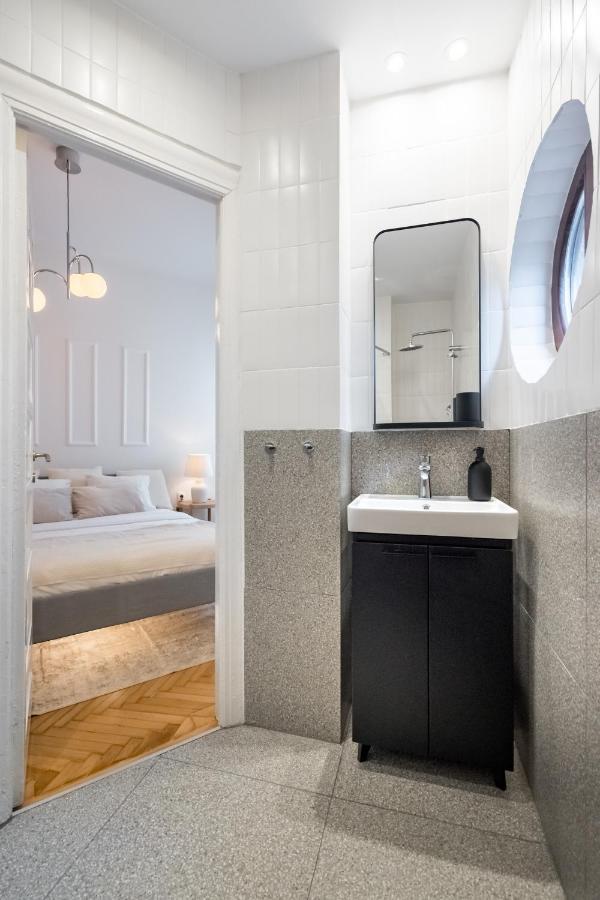 Cismigiu Serenity: 1Br Flat With Scenic Balcony Bukarest Kültér fotó